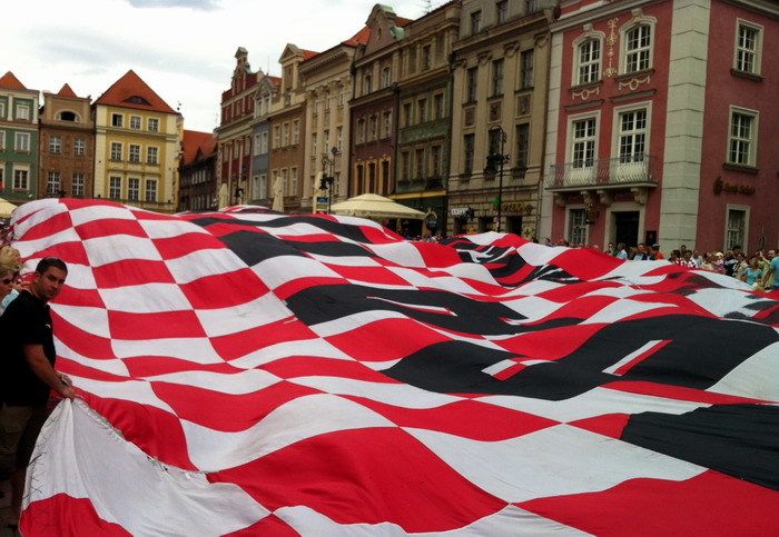 Hrvatska navijačka zastava u središtu Poznanja