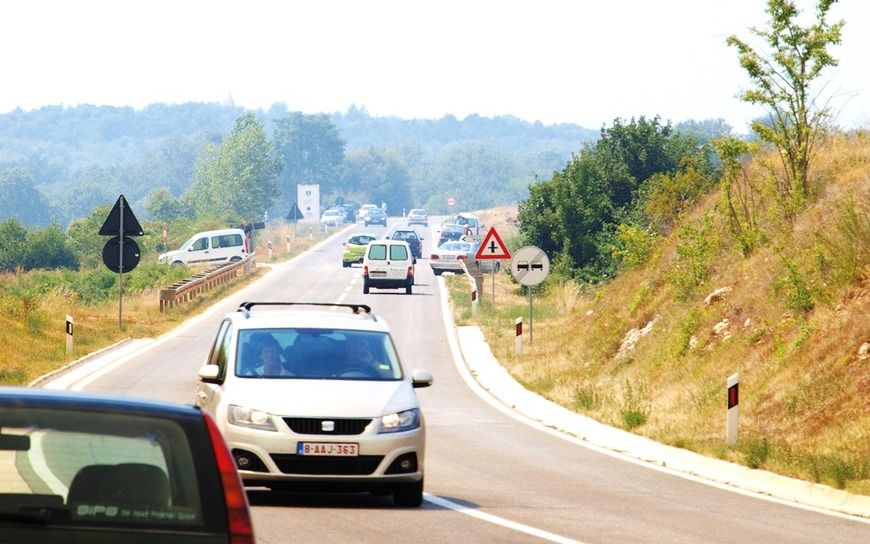 Zaustavljena vozila uz cestu Pazin - Poreč, od koje je požar udaljen manje od kilometra