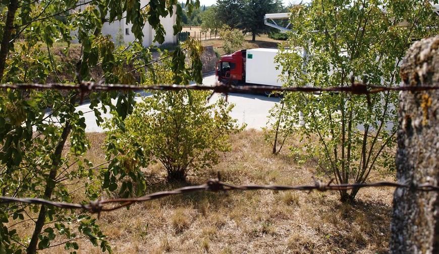 Kamion čeka na pogonu za utovar gotovih proizvoda