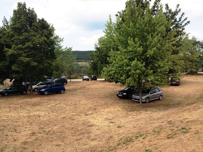 Zabranjeno je zaustavljati, parkirati i voziti motorno vozilo na zelenoj površini