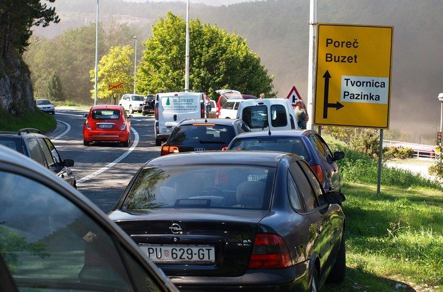 Mnoštvo parkiranih automobila - prolaznici promatraju šokantan prizor