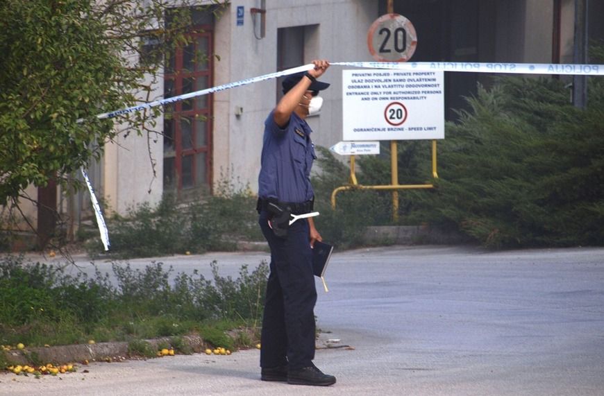 Policajac nosi masku zbog opasnog dima