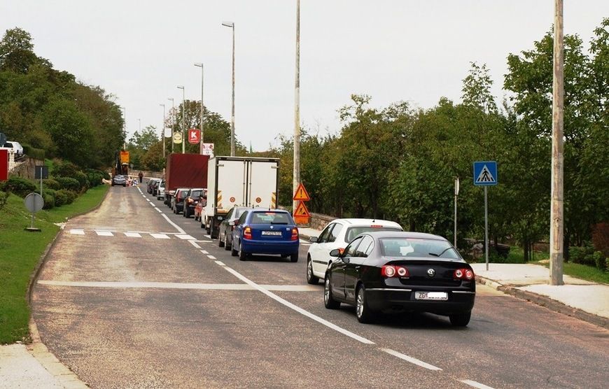 Passat zagrebačkih tablica naletio je na kolonu prije prometne signalizacije i jedva se zaustavio