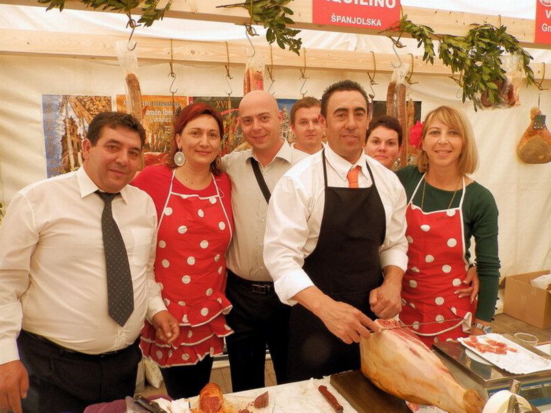 Španjolski proizvođač Aquilino u Tinjan je došao posredstvom labinske nevjeste Fefi Gonsales (druga s lijeva)   