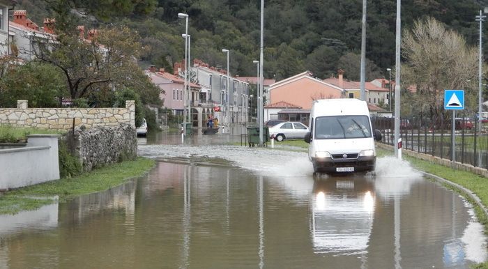 Cesta koja vodi u Plomin Luku pretvorila se u rijeku pa se do rive jutros moglo doći samo terencima i kombijima