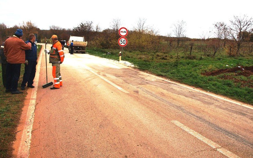 Na cesti su vidljivi tragovi kočenja