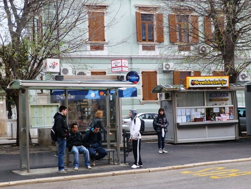 Kiosci s igrama na sreću preko puta Žute škole