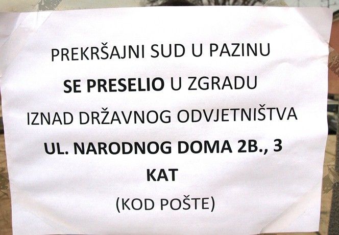 Poruka na vratima Prekršajnog suda u Pazinu