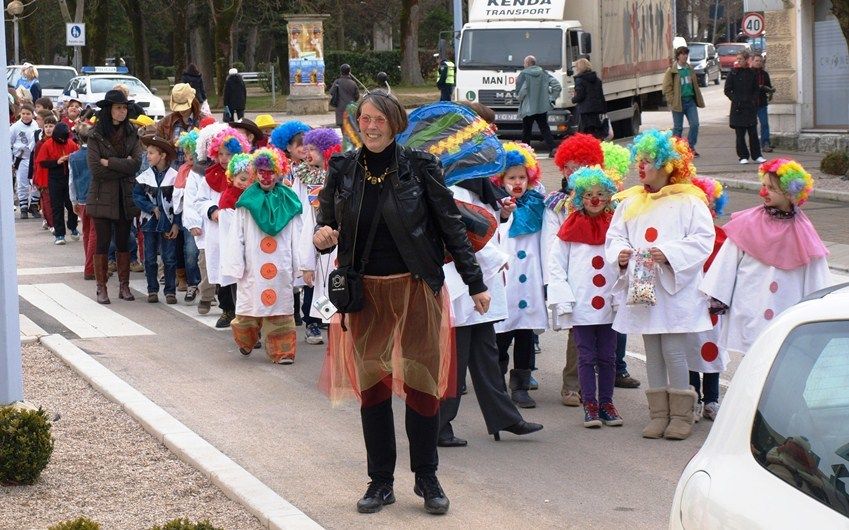 Djecu su čuvale maskirane učiteljice, a policija je zaustavila promet