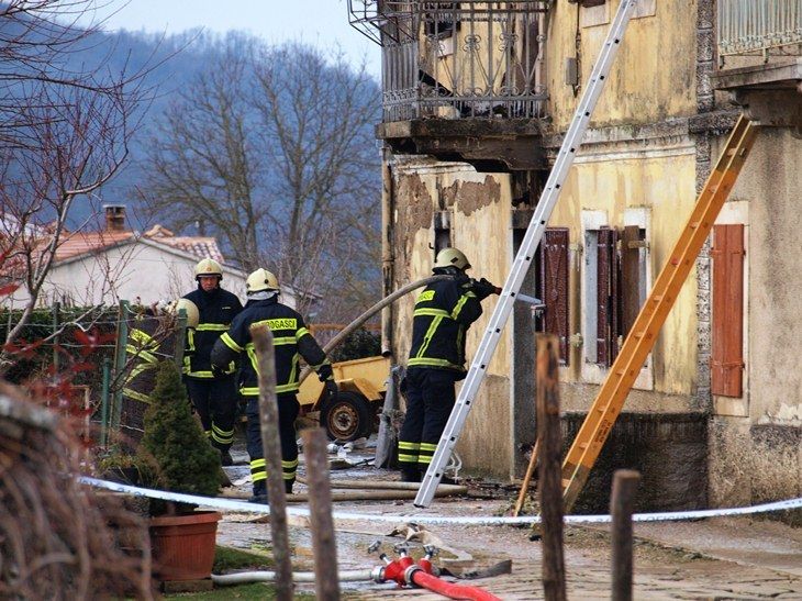 Oko 8 sati vatrogasci su još uvijek bili na terenu i vodom polijevali opožareni objekt