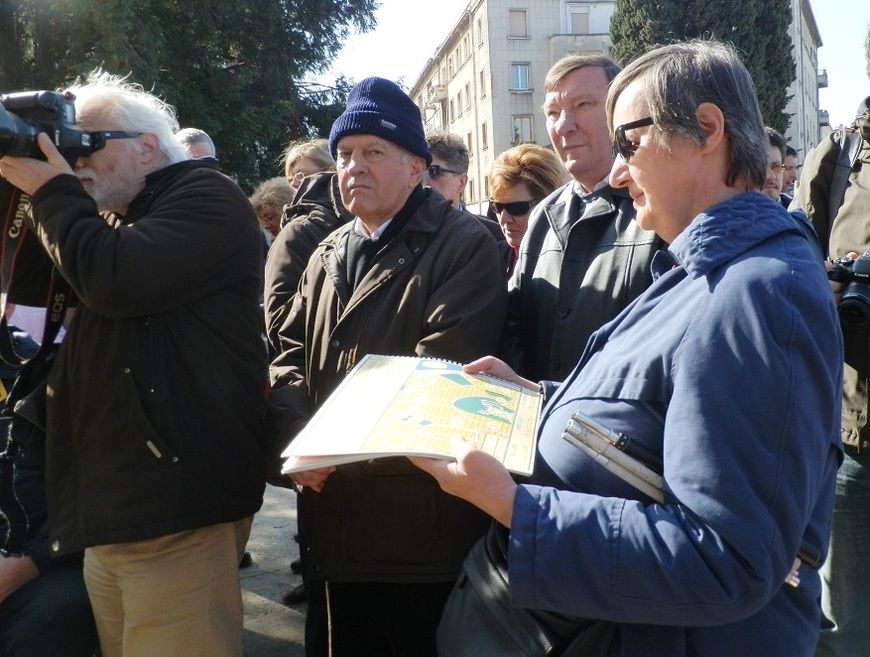 Slijepe osobe znatiželjno su dodirom čitale kartu