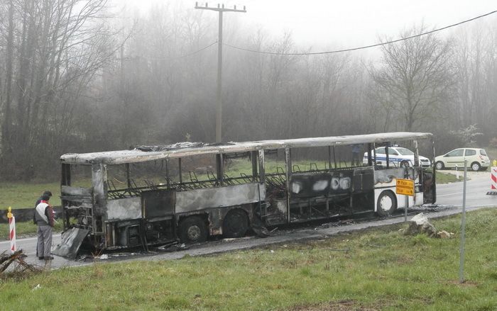 Desna strana autobusa je više stradala