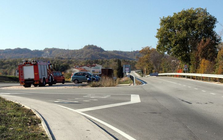 Slop se nalazi uz cestu Potpićan-Pazin nasuprot skretanja za Žminj