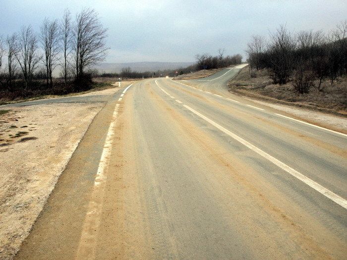 Cesta za tunel Učku je na dijelu od skretanja za Čepić do skretanja za Zatku crvena od zemlje