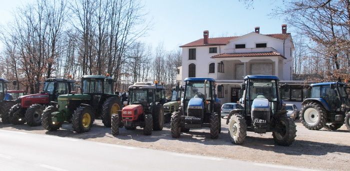 Okupljanje ispred restorana Jelenić