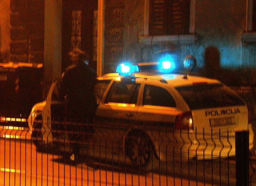 Policija odvodi muškarca