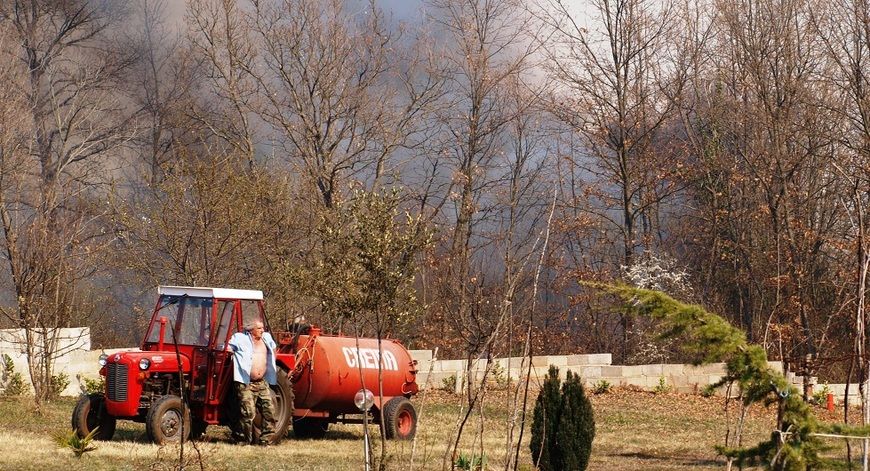 Mještani spremni pripomoći cisternama punim vode